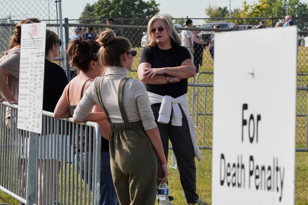 Federal court halts execution of Christa Pike in Tennessee