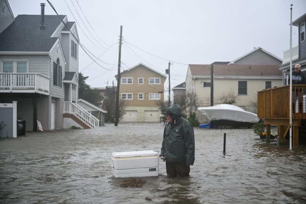 Nor'easter Batters US Northeast, Causes Widespread Flooding and Power Outages