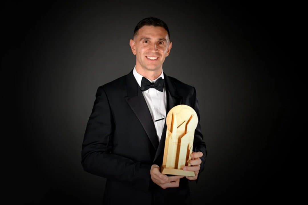 Dibu Martínez comenta sobre la despedida de Messi y descarta chances en Balón de Oro