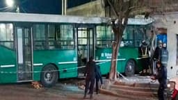 Colectivero muere al chocar micro contra casa en Temperley