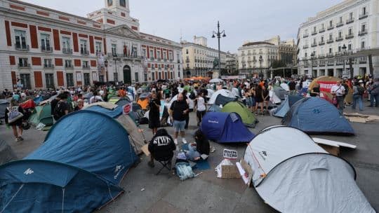 España anuncia plan para frenar desalojos tras masivas protestas por caso de Maricarmen