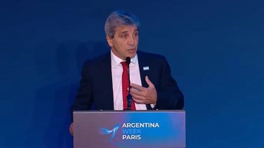 Caputo niega recesión: economía crece a ritmo más bajo