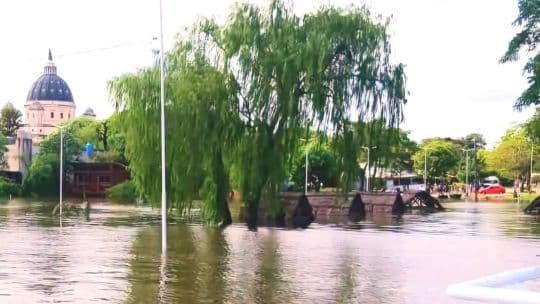 El Niño provoca crecidas históricas en ríos Paraná y Uruguay con cientos de evacuados en el Litoral