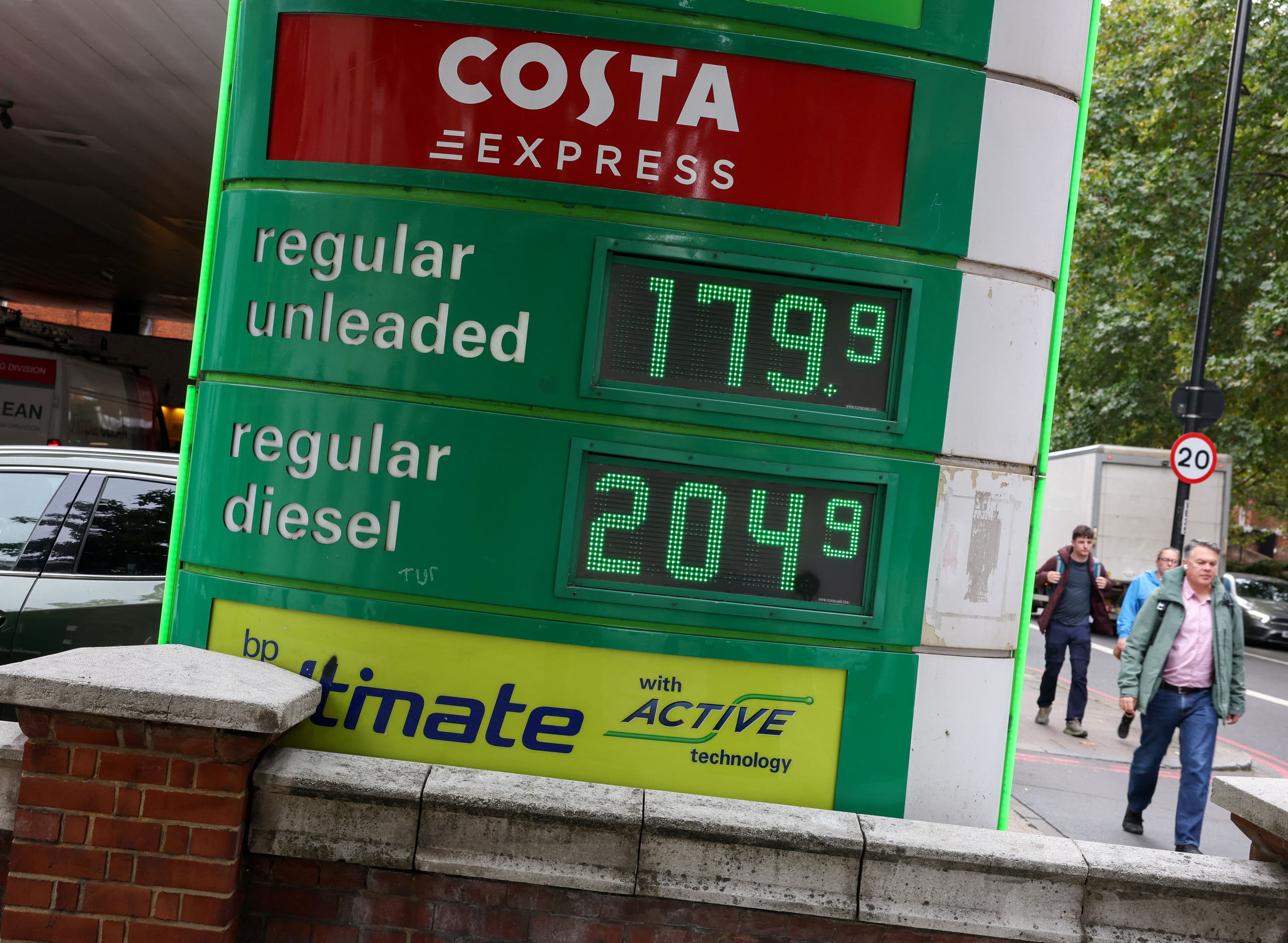 Trump Considers Diesel Export Ban Amid Price Concerns
