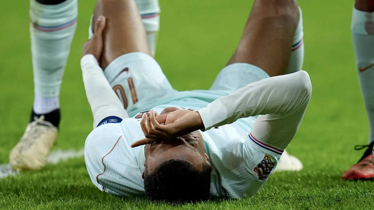 Mbappé confirmó lesión de rodilla en Francia-Turquía