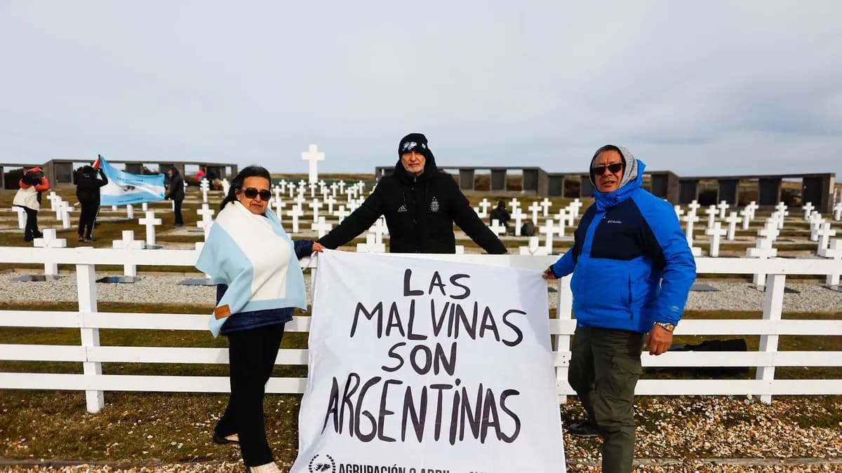 Ex combatientes de Malvinas rindieron homenaje con bandera de la Selección