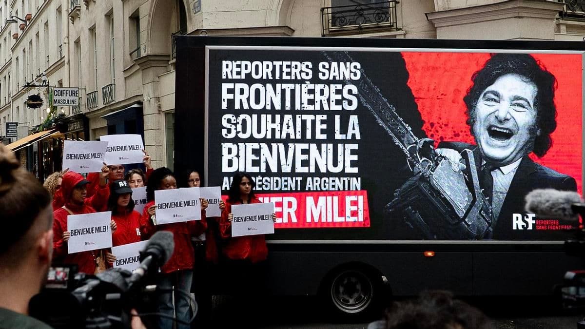 Protestas contra Milei en París por ataques a la prensa