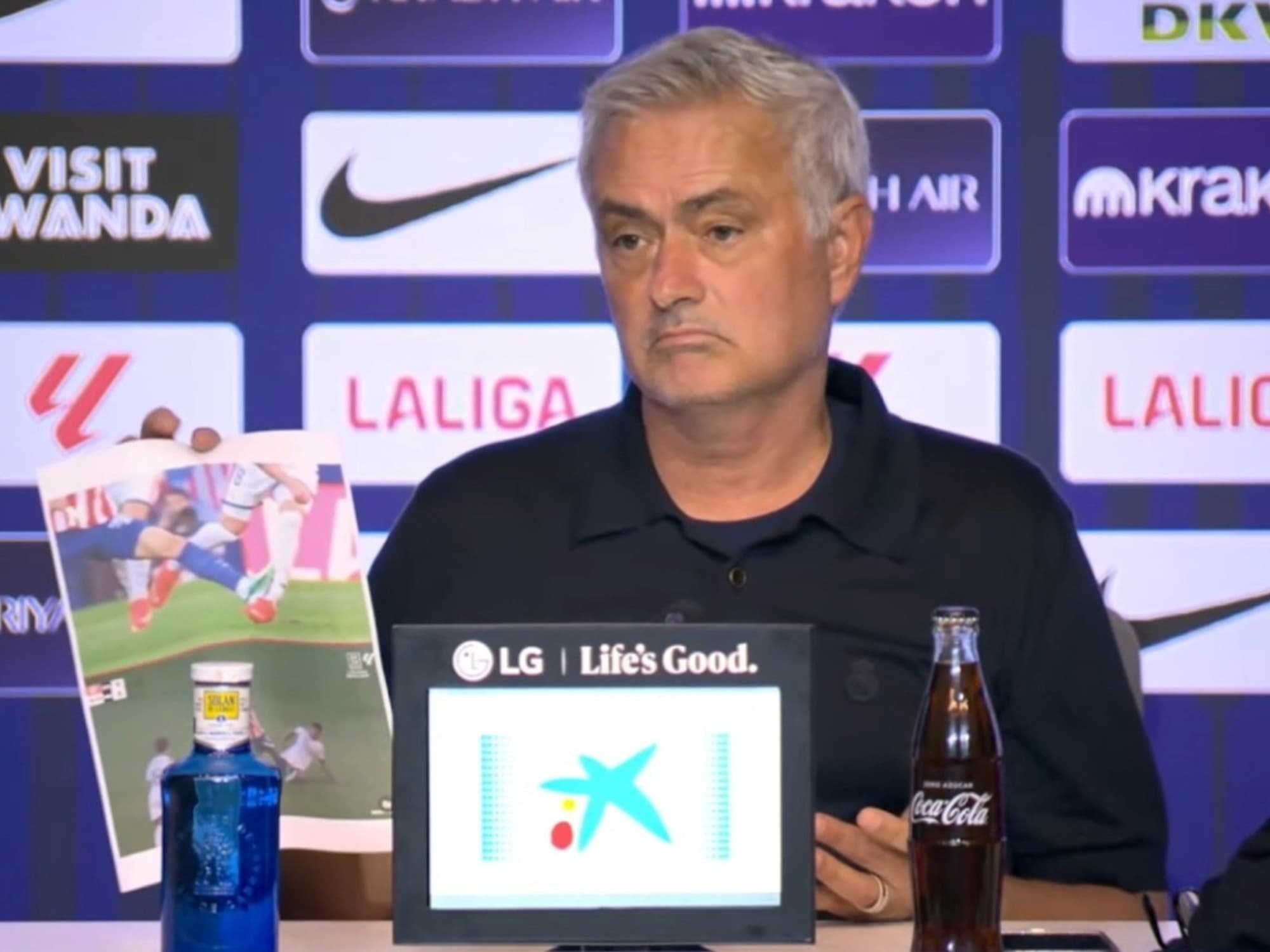 Mourinho cuestiona arbitraje tras derrota en clásico de Madrid