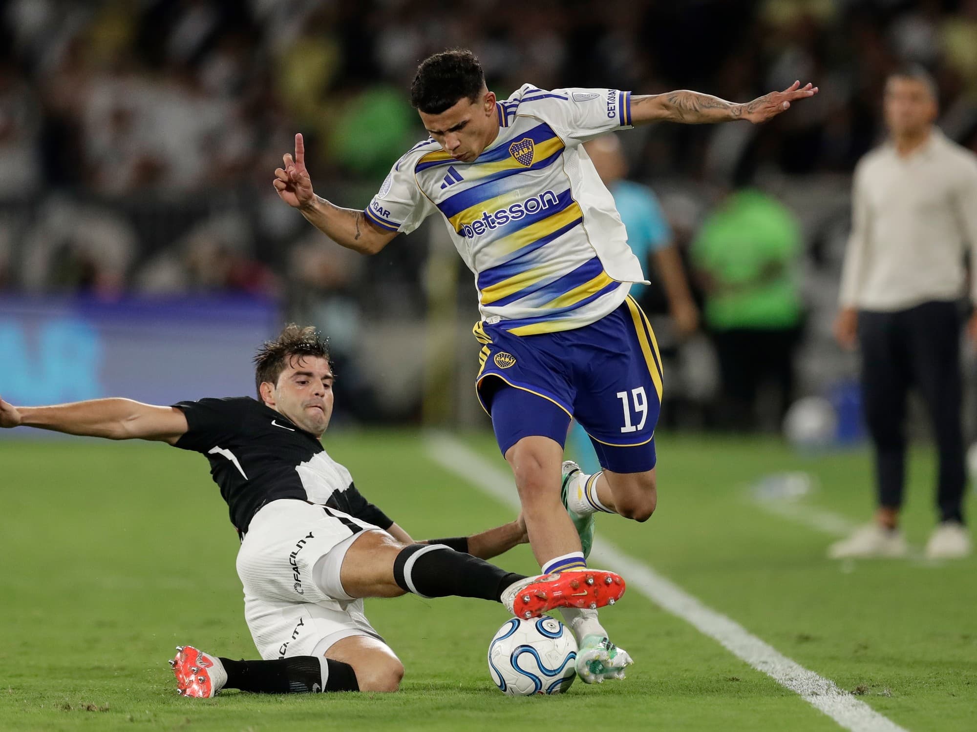 Cruce entre jugadores de Boca y Vasco da Gama tras semifinal de Copa Libertadores